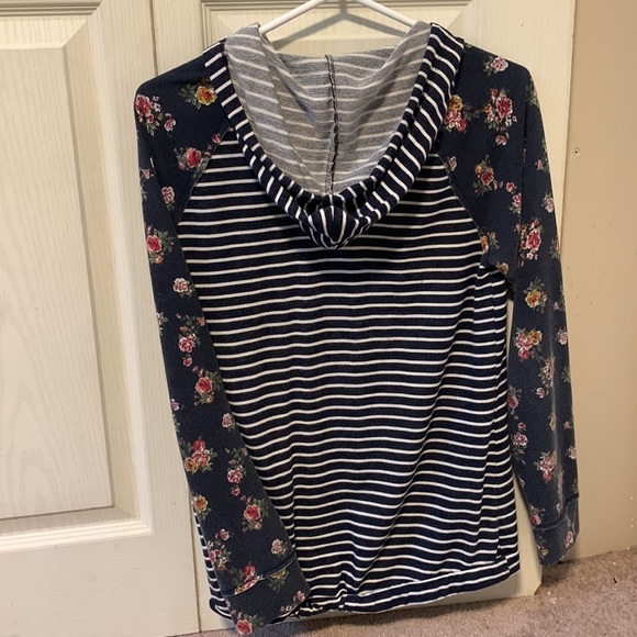 long sleeve shirt with hood - Picture 2 of 3